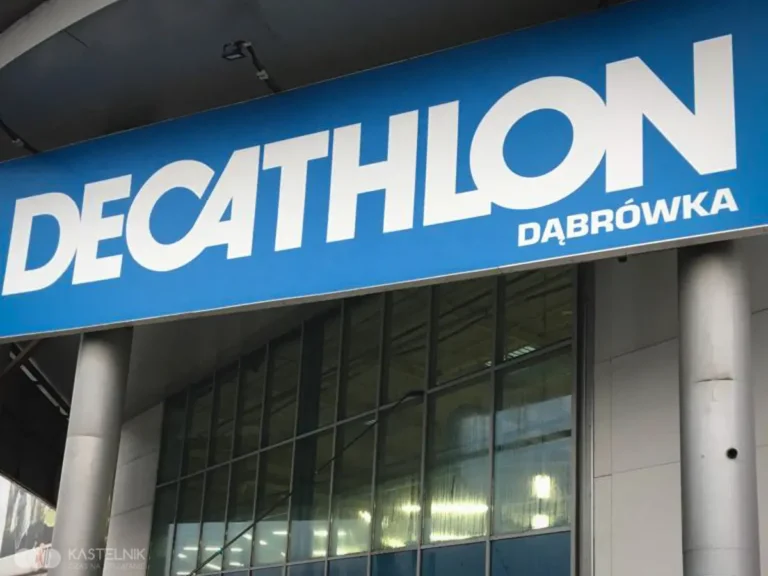 Mycie szklanych elewacji sklepu Decathlon w Katowicach.
