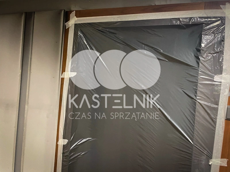 Zabezpieczone drzwi przed sprzątaniem w budynku. Sposób pracy firmy Kastelnik.