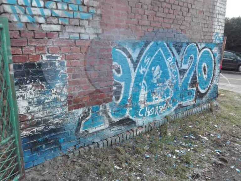 Czyszczenie graffiti ze ściany