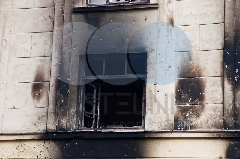 Zniszczony przez ogień budynek, spalona elewacja
