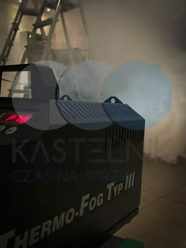 Ozonowanie pomieszczeń po pożarze w Tychach na Śląsku.