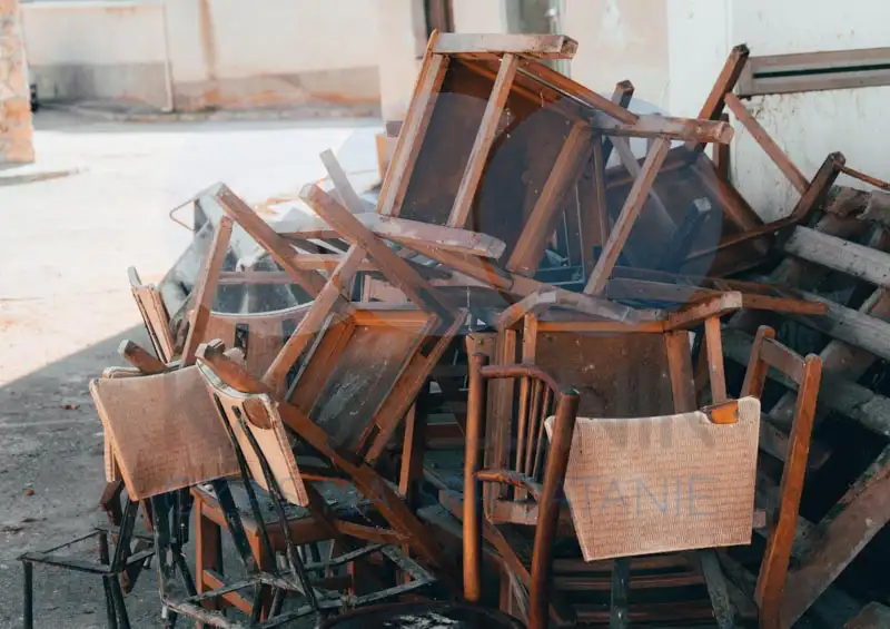 Zniszczone krzesła na wysypisku do utylizacji