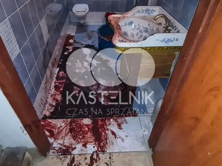 Krew rozlana na podłodze w łazience